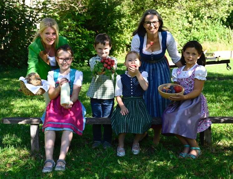 Bauernbund-Vizepräsidentin und Bundesbäuerin NR Irene Neumann-Hartberger mit Direktorin der Volksschule Pernitz Eva-Maria Spiwak und Schulkindern Bauernbund-Vizepräsidentin und Bundesbäuerin NR Irene Neumann-Hartberger mit Direktorin der Volksschule Pernitz Eva-Maria Spiwak und Schulkindern