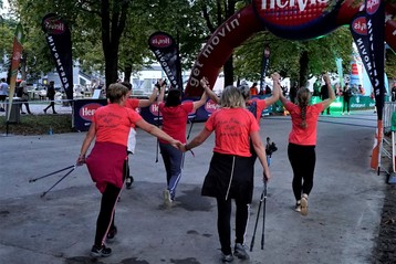 So sehen Siegerinnen aus. Hand in Hand ins Ziel..jpg So sehen Siegerinnen aus. Hand in Hand ins Ziel..jpg