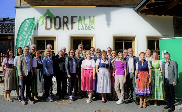 Die ChartapartnerInnen vor der Dorfalm in Flachau.jpg Die ChartapartnerInnen vor der Dorfalm in Flachau.jpg