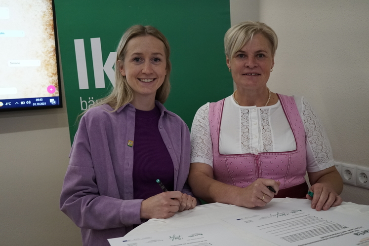 Maria Linsinger unterzeichnete für BIO AUSTRIA Salzburg die Charta.jpg Maria Linsinger unterzeichnete für BIO AUSTRIA Salzburg die Charta.jpg