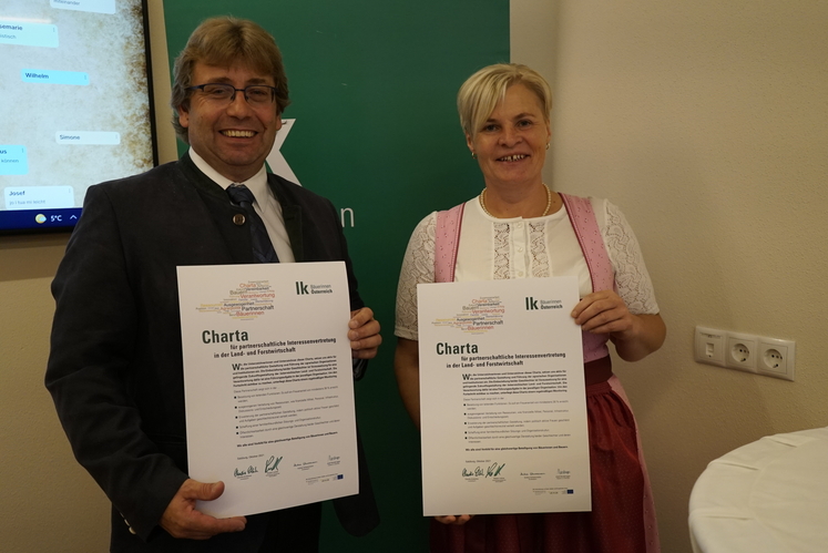 Robert Leitner von der SalzburgMilch mit der unterzeichneten Charta.jpg Robert Leitner von der SalzburgMilch mit der unterzeichneten Charta.jpg