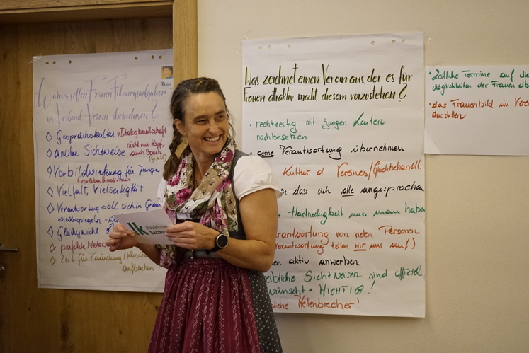 Bezirksbäuerin Resi Walchhofer präsentierte die Ergebnisse..jpg Bezirksbäuerin Resi Walchhofer präsentierte die Ergebnisse..jpg