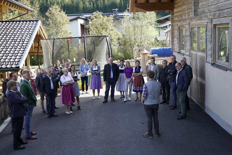 Simon Schiefer gab den Gästen einen kleinen Einblick in den Familienbetrieb..jpg Simon Schiefer gab den Gästen einen kleinen Einblick in den Familienbetrieb..jpg