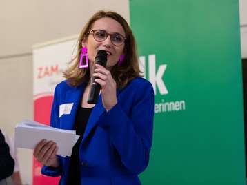 Im Projekt ZAMm unterwegs werden Bäuerin ermutigt. Hier erklärt Projektleiterin Birigt Bratengeyer wie Vernetzung von Frauen funktionieren kann..jpg