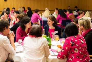 Frauen und Politik – Bitte zu Tisch: Vernetzungsfragen, um von Role Models zu lernen.jpg Frauen und Politik – Bitte zu Tisch: Vernetzungsfragen, um von Role Models zu lernen.jpg