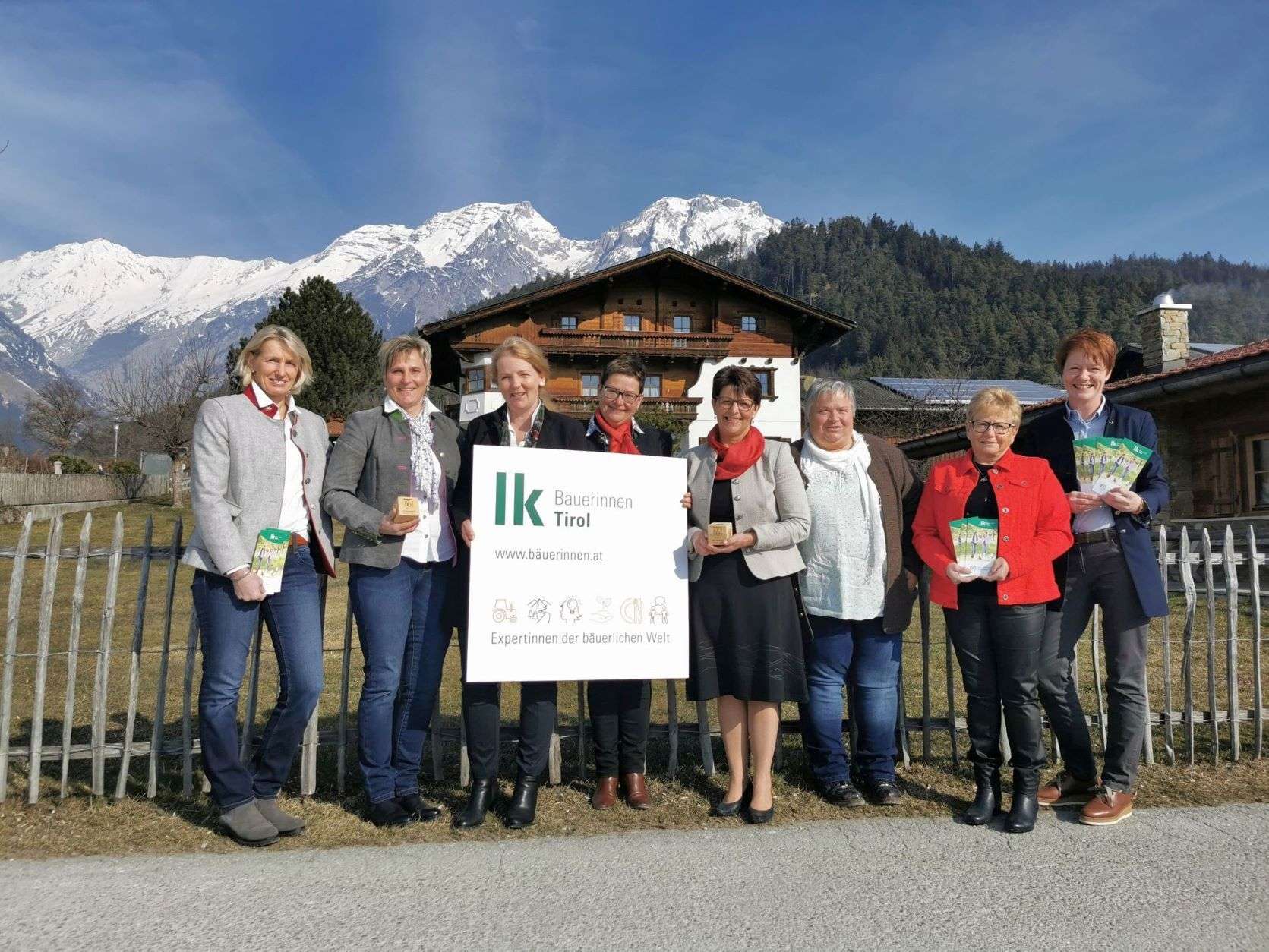 V.l.n.r.: Maria Pirnbacher (Bezirksbäuerin Kitzbühel), Monika Garber (BB Schwaz), Andrea Pfurtscheller (BB-Stv. Innsbruck), Karin Huber (BB Lienz), Landesbäuerin Helga Brunschmid, Elke Klages (BB Reutte), Gertrud Denoth (BB Landeck) und Christine Lintner (BB Kufstein) bei der Präsentation des Programms zum Jubiläumsjahr 2022. © LK Tirol