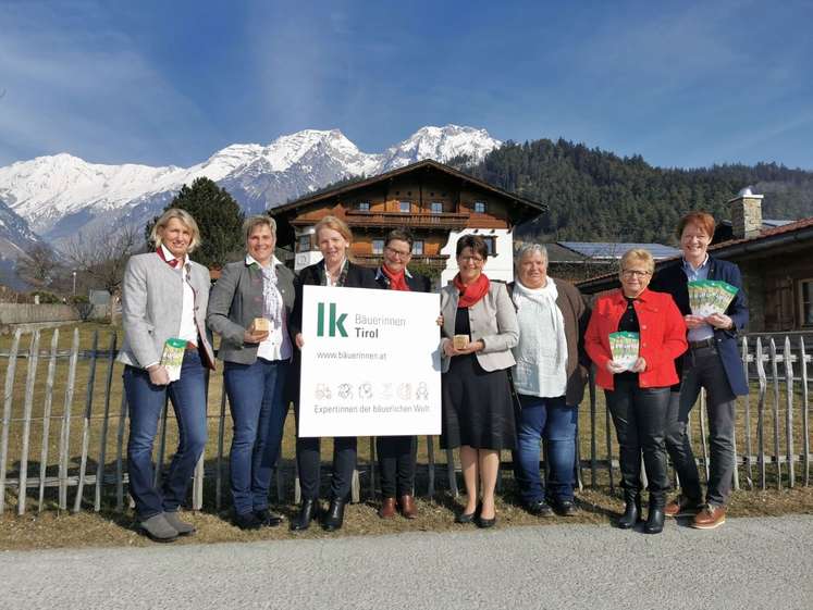 V.l.n.r.: Maria Pirnbacher (Bezirksbäuerin Kitzbühel), Monika Garber (BB Schwaz), Andrea Pfurtscheller (BB-Stv. Innsbruck), Karin Huber (BB Lienz), Landesbäuerin Helga Brunschmid, Elke Klages (BB Reutte), Gertrud Denoth (BB Landeck) und Christine Lintner (BB Kufstein) bei der Präsentation des Programms zum Jubiläumsjahr 2022. © LK Tirol