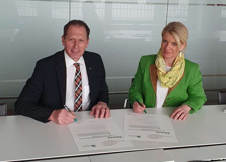 Charta-Unterzeichung Moosbrugger und Neumann-Hartberger1 Charta-Unterzeichung Moosbrugger und Neumann-Hartberger1
