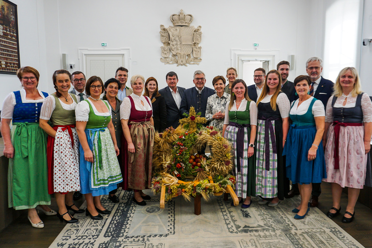 Salzburg Erntekrone (1).jpg Salzburg Erntekrone (1).jpg