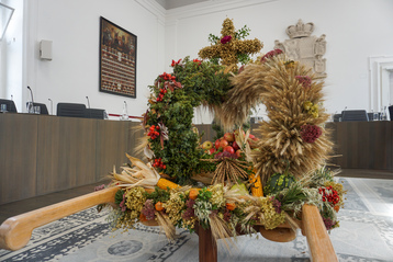 Salzburg Erntekrone (3).jpg Salzburg Erntekrone (3).jpg