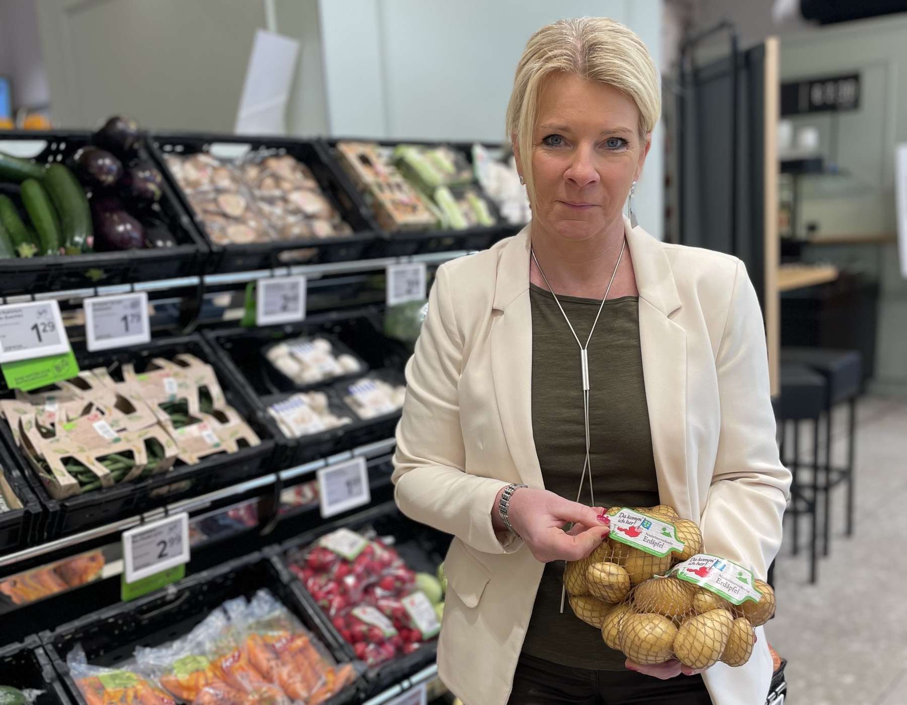 Bundesbäuerin beim Lebensmitteleinkauf 1 Bundesbäuerin beim Lebensmitteleinkauf 1