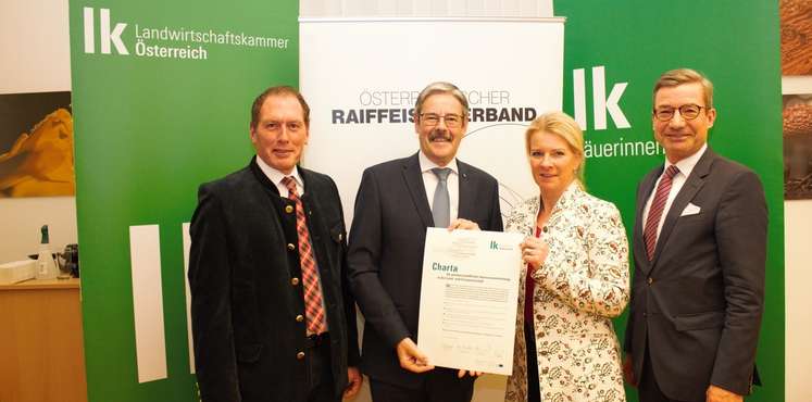 Charta Unterzeichnung Raiffeisenverband.jpg Charta Unterzeichnung Raiffeisenverband.jpg