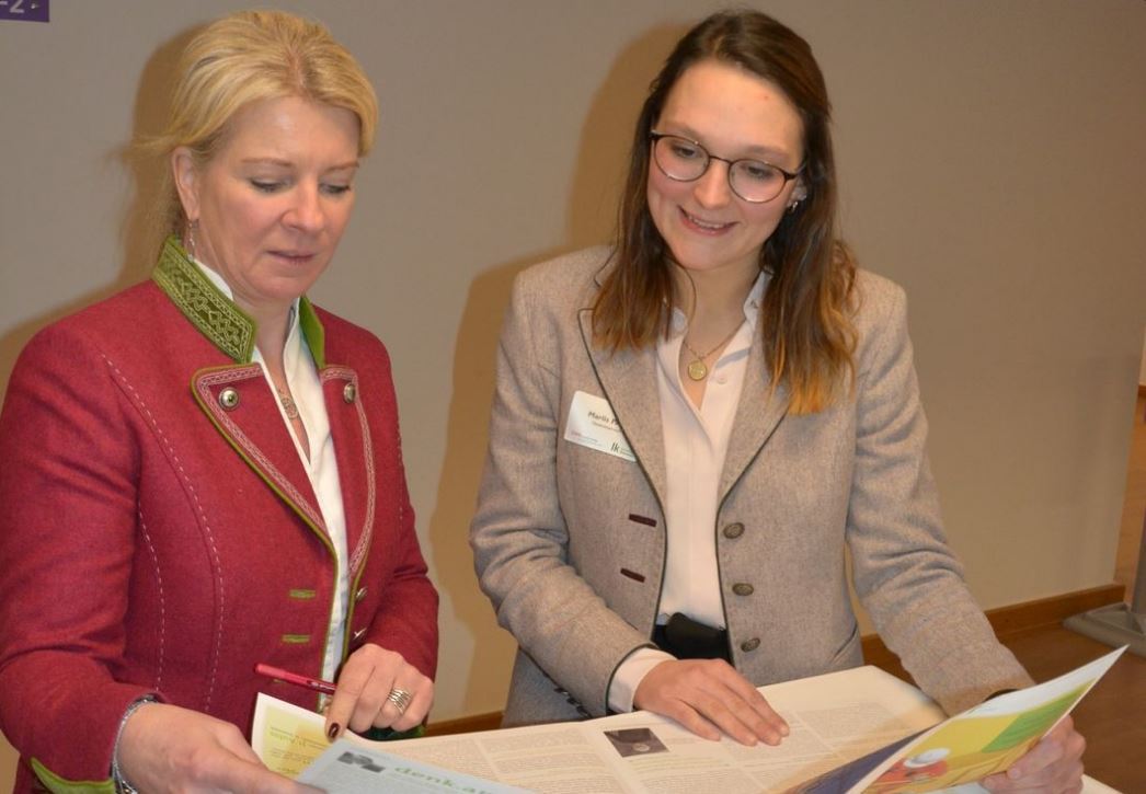Landesbäuerin Irene Neumann Hartberger im Austausch mit Marlies Pall.jpg Landesbäuerin Irene Neumann Hartberger im Austausch mit Marlies Pall.jpg