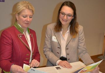 Landesbäuerin Irene Neumann Hartberger im Austausch mit Marlies Pall.jpg Landesbäuerin Irene Neumann Hartberger im Austausch mit Marlies Pall.jpg