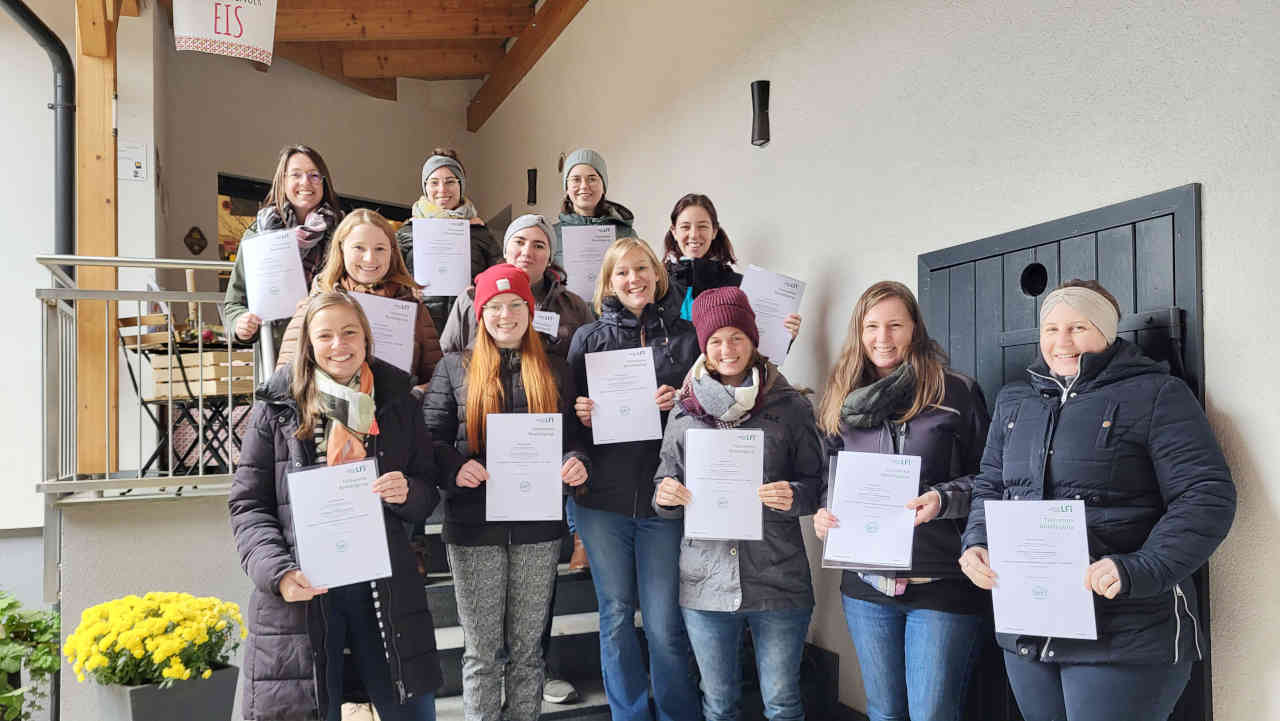 Die Gruppe der Absolventinnen mit ihren Zeugnissen Die Gruppe der Absolventinnen mit ihren Zeugnissen