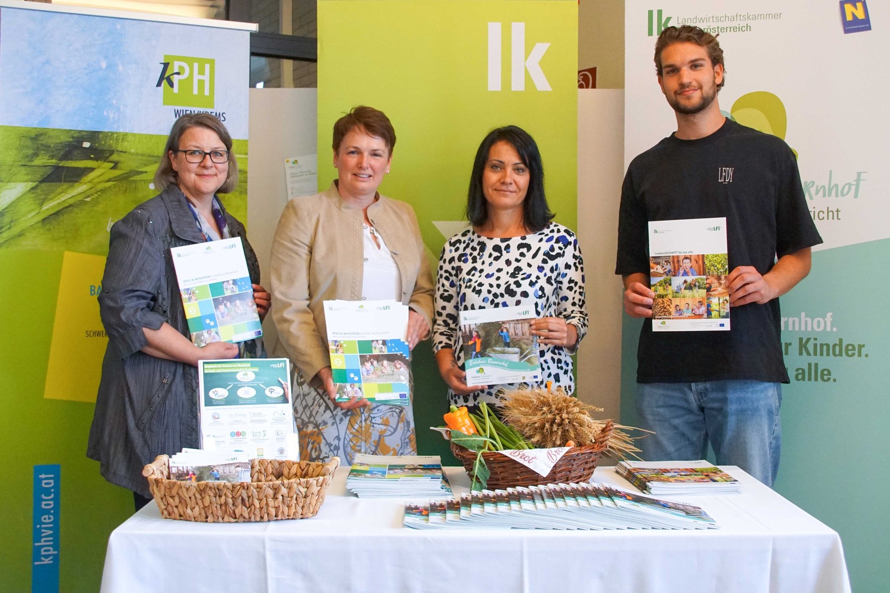 _Foto_Aktionstag_Schule trifft Bauernhof(c) LK NÖ- Anna Gindl KPH-Institutsleitern Isabella Benischek, Landwirtschaftskammer NÖ-Vizepräsidentin Andrea Wagner, KPH-Studiengangskoordinatorin Alexandra Bauer, Student Lukas Jedlićka © LK NÖ/Anna Gindl _Foto_Aktionstag_Schule trifft Bauernhof(c) LK NÖ- Anna Gindl KPH-Institutsleitern Isabella Benischek, Landwirtschaftskammer NÖ-Vizepräsidentin Andrea Wagner, KPH-Studiengangskoordinatorin Alexandra Bauer, Student Lukas Jedlićka © LK NÖ/Anna Gindl