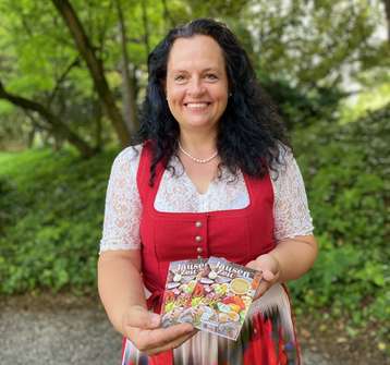 Johanna Haider mit Broschüre Johanna Haider mit Broschüre
