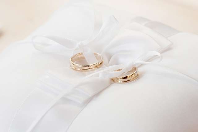 Eheringe auf weißem Kissen