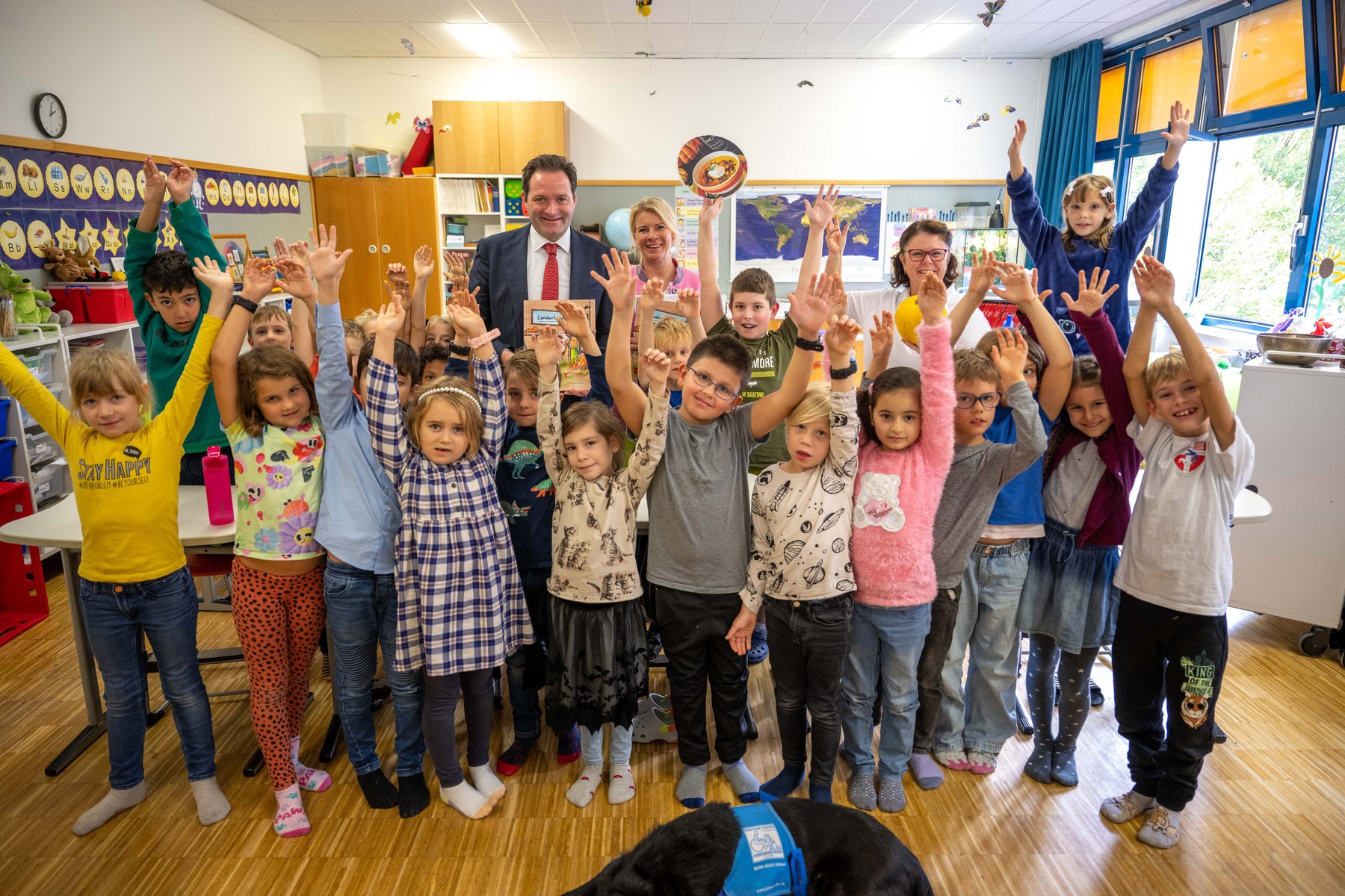 Landwissen und Aktionstage 2023 BM Norbert Totschnig und Bundesbäuerin Irene Neumann-Hartberger in einer Klasse der GTVS Landstraße, wo die neue Plattform Landwissen des BML und die diesjährigen Aktionstage der Bäuerinnen zum Thema Kürbis vorstellten.  © Hemerka/BML