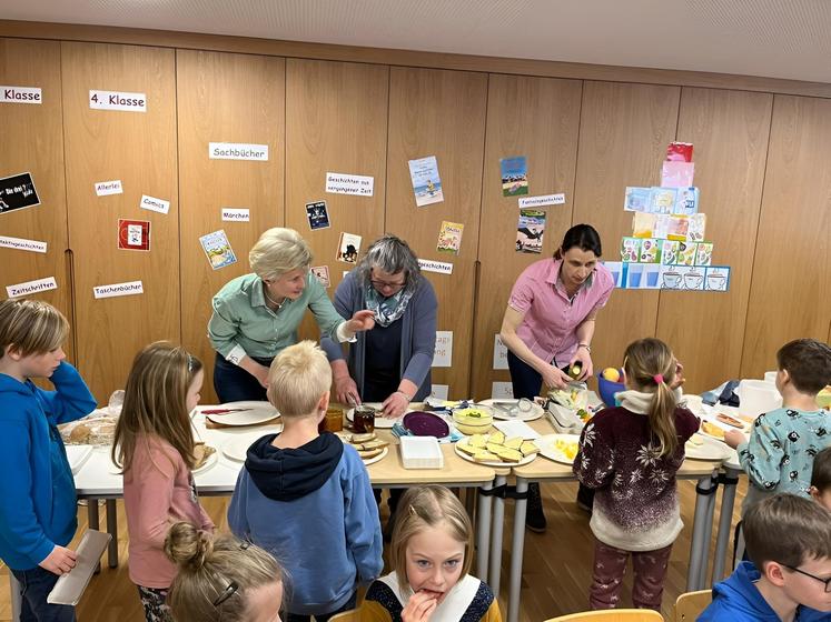 Bäuerinnen kommen in die ersten Volksschulklassen und gestalten zwei Unterrichtseinheiten zu verschiedenen Themen. Im Anschluss gibt es eine gesunde Jause. Bäuerinnen kommen in die ersten Volksschulklassen und gestalten zwei Unterrichtseinheiten zu verschiedenen Themen. Im Anschluss gibt es eine gesunde Jause.