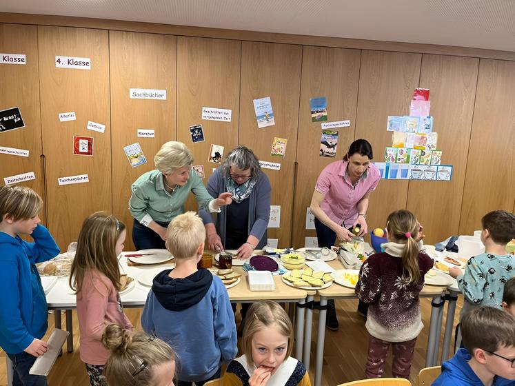 Bäuerinnen kommen in die ersten Volksschulklassen und gestalten zwei Unterrichtseinheiten zu verschiedenen Themen. Im Anschluss gibt es eine gesunde Jause.