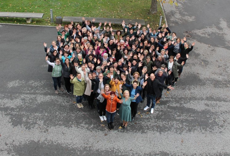 100 Bäuerinnen waren vor Ort und zeigten, dass die Bäuerinnen die Kraft am Land sind..jpg 100 Bäuerinnen waren vor Ort und zeigten, dass die Bäuerinnen die Kraft am Land sind..jpg