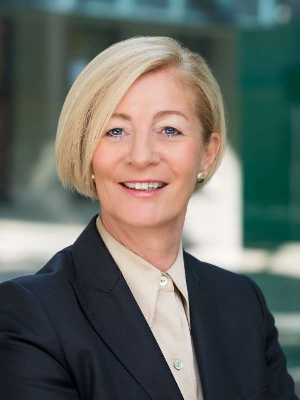 Dir. Mag. Waltraud PERNDORFER, CPM, Geschäftsbereichsleitung der PRIVAT BANK der Raiffeisenlandesbank OÖ AG © Raiffeisenlandesbank OÖ Dir. Mag. Waltraud PERNDORFER, CPM, Geschäftsbereichsleitung der PRIVAT BANK der Raiffeisenlandesbank OÖ AG © Raiffeisenlandesbank OÖ