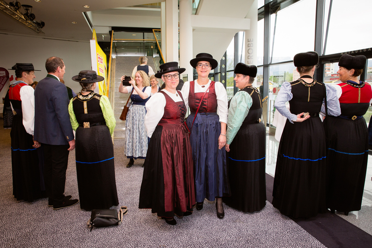 ....führt seine schöneste Tracht aus, .... © E. Mirion