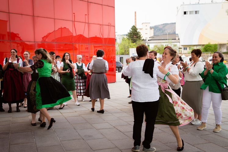 ....es wird getanzt..... © E. Mirion