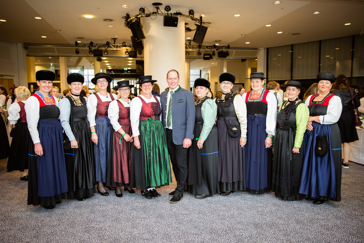 Und da geht es 2026 hin. Nach Vorarlberg. LK-Präsident Moosbrugger mit einer Bäuerinnen-Delegation aus dem Ländle.  © E. Mirion