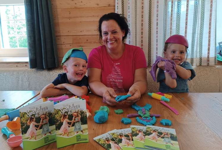 Landesbäuerin Johanna Haider Spielebroschüre.jpg Landesbäuerin Johanna Haider Spielebroschüre.jpg