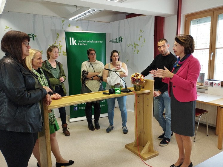 Das Auftreten in der Öffentlichkeit wird praktisch erlernt.