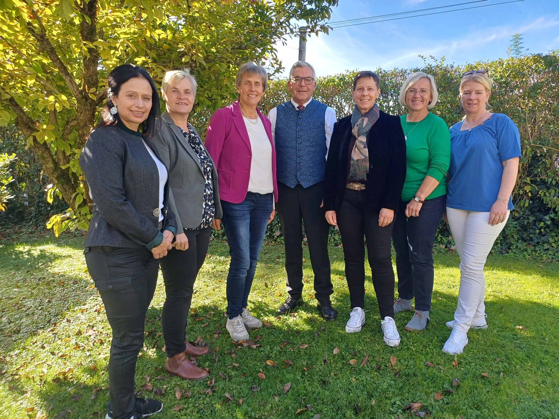 4 Länder-Treffen der deutschsprachigen Bäuerinnen- und Landfrauenorganisationen in Salzburg 2024 Salzburgs Agrarlandesrat Sepp Schwaiger mit v.l. Astrid Brunner, Landesbäuerin Kärnten und Bundesbäuerin-Stellvertreterin, Claudia Entleitner, Landesbäuerin Salzburg und Bundesbäuerin-Stellvertreterin, Antonia Egger, Präsidentin der Südtiroler Bäuerinnenorganisation, Sepp Schwaiger, Anne Challandes, Präsidentin des Schweizerischen Bäuerinnen- und Landfrauenverbandes, Petra Bentkämper, Präsidentin des Deutschen LandFrauenverbandes und Irene Neumann-Hartberger, Präsidentin der Arbeitsgemeinschaft Österreichische Bäuerinnen © Regina Putz