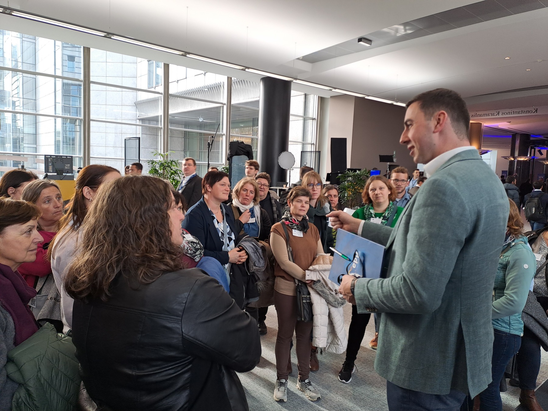 MEP Alexander Bernhuber informiert über seine Tätigkeiten.