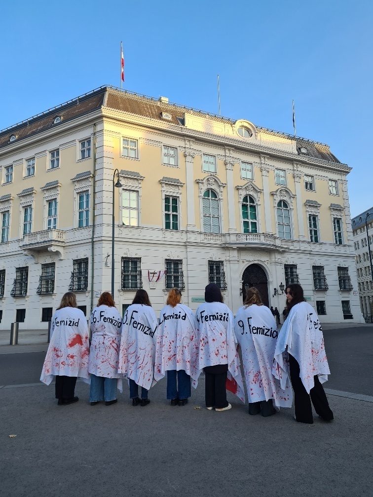 Demo gegen Gewalt an Frauen 1 auf dem Ballhausplatz 2024.jpg