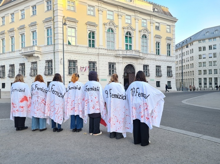 Demo gegen Gewalt an Frauen 4 auf dem Ballhausplatz.jpg