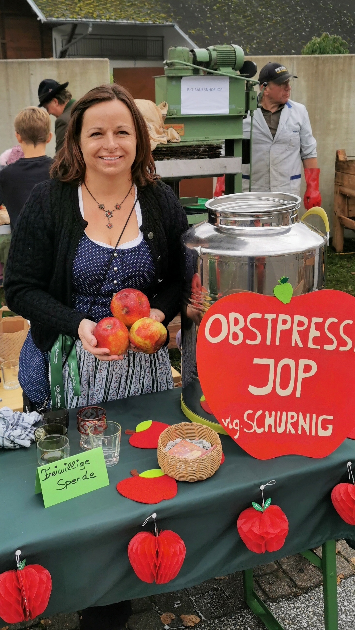 Eine Frau steht vor einem Verkaufsstand