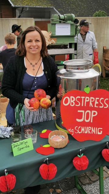 Eine Frau steht vor einem Verkaufsstand