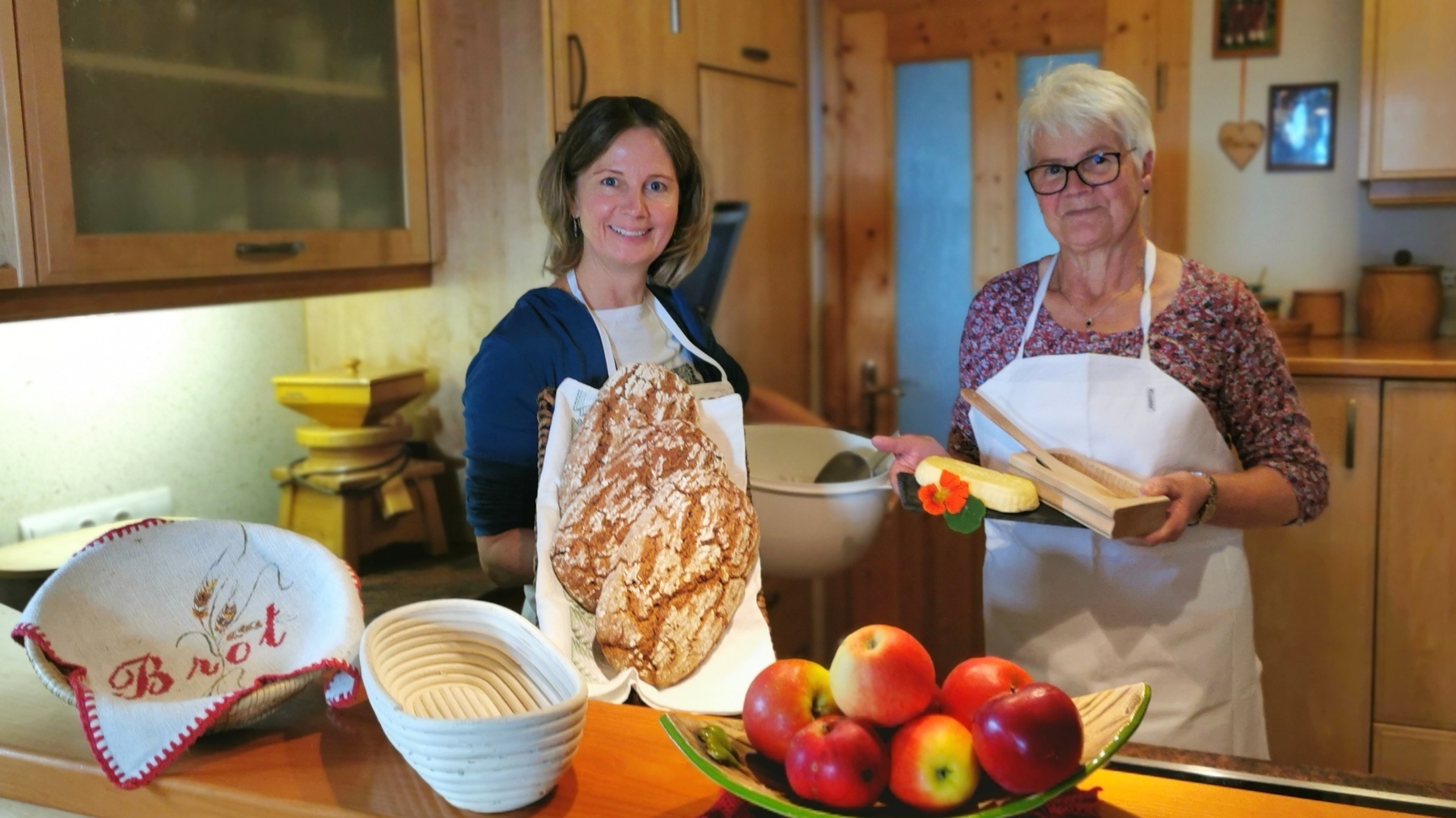 Zwei Frauen halten Brot und Butter in der Hand