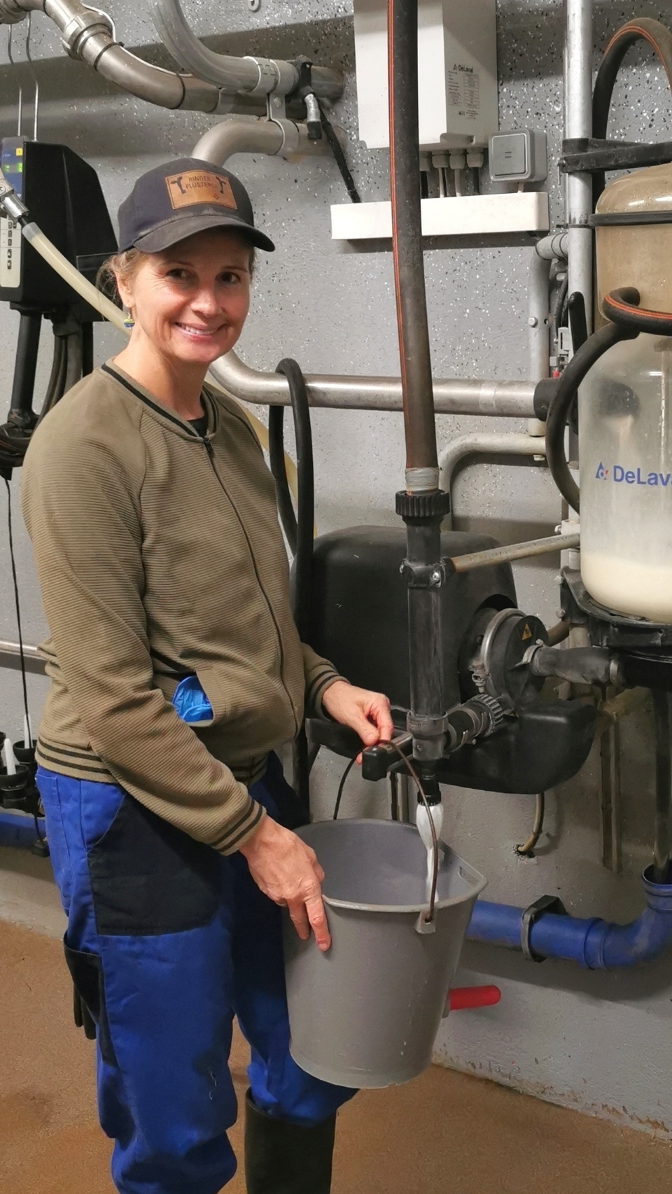 Eine Frau hält eine Milchkanne in der Hand