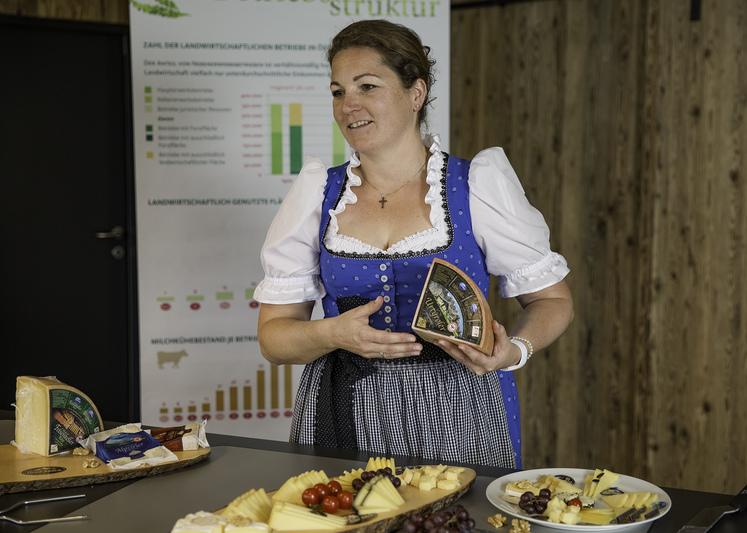 Eine Frau präsentiert Käserprodukte