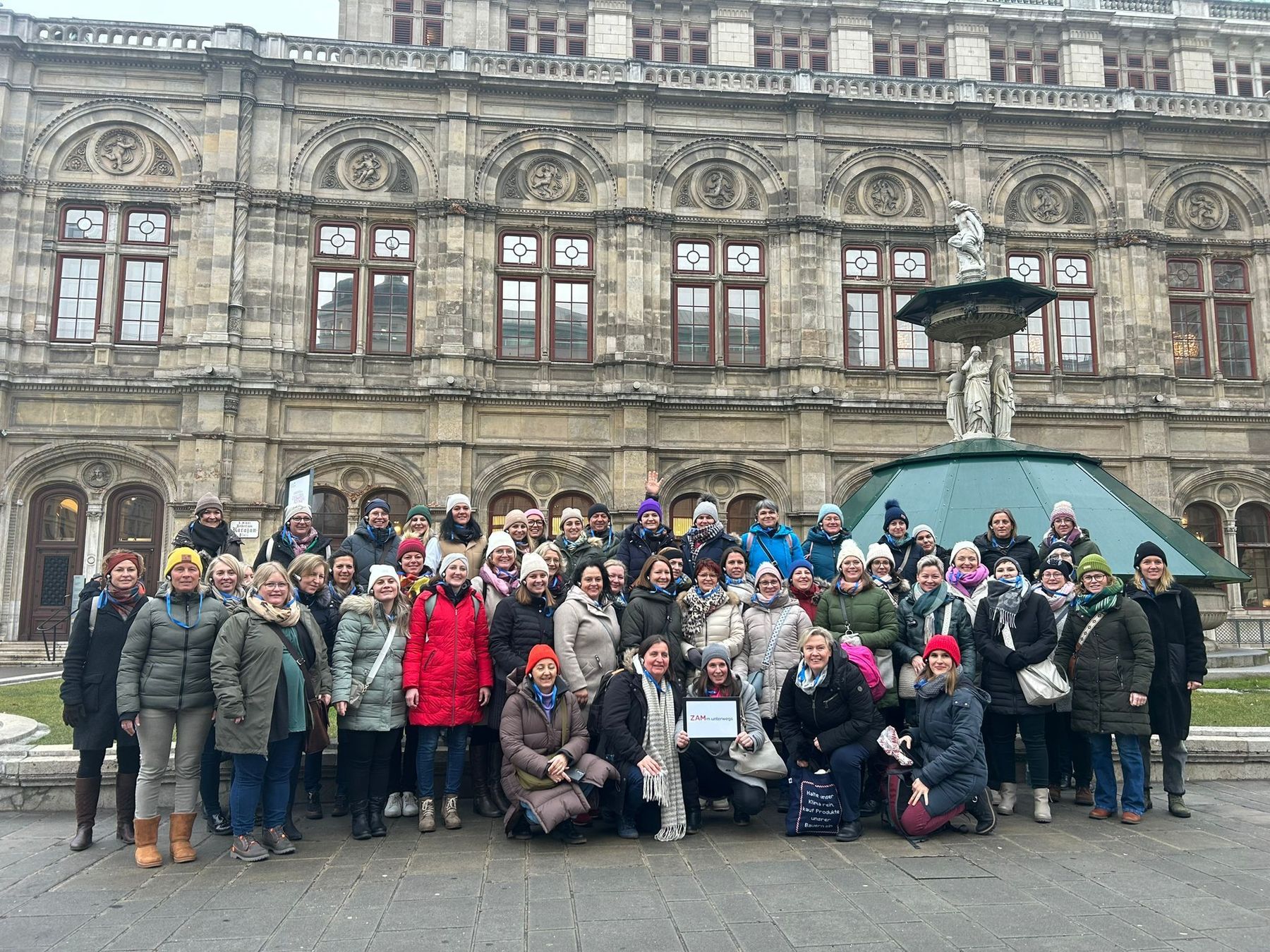 Eine Gruppe von Frauen steht vor der Opser in Wien