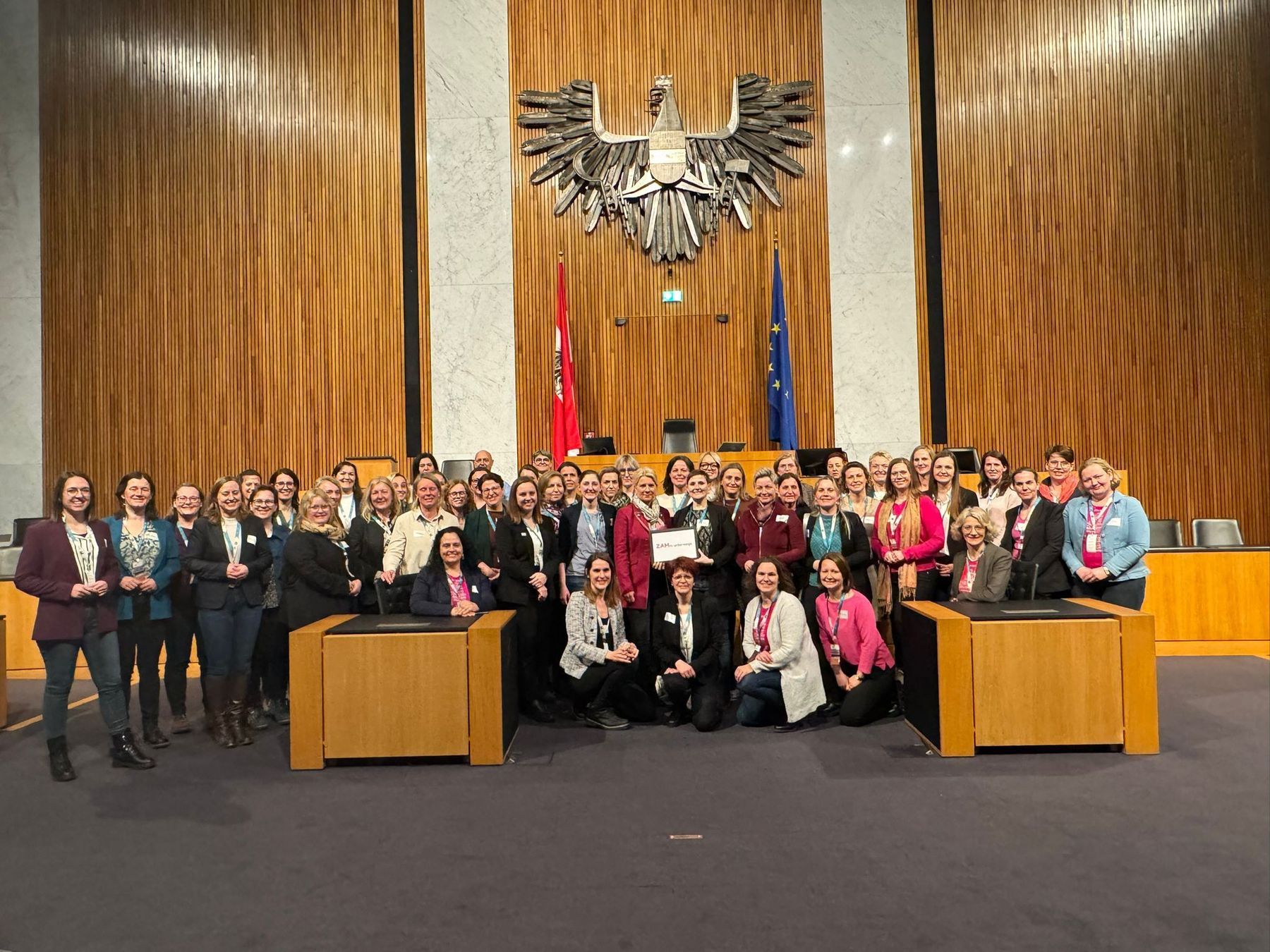 Eine Gruppe Frauen steht im Nationalratssaal