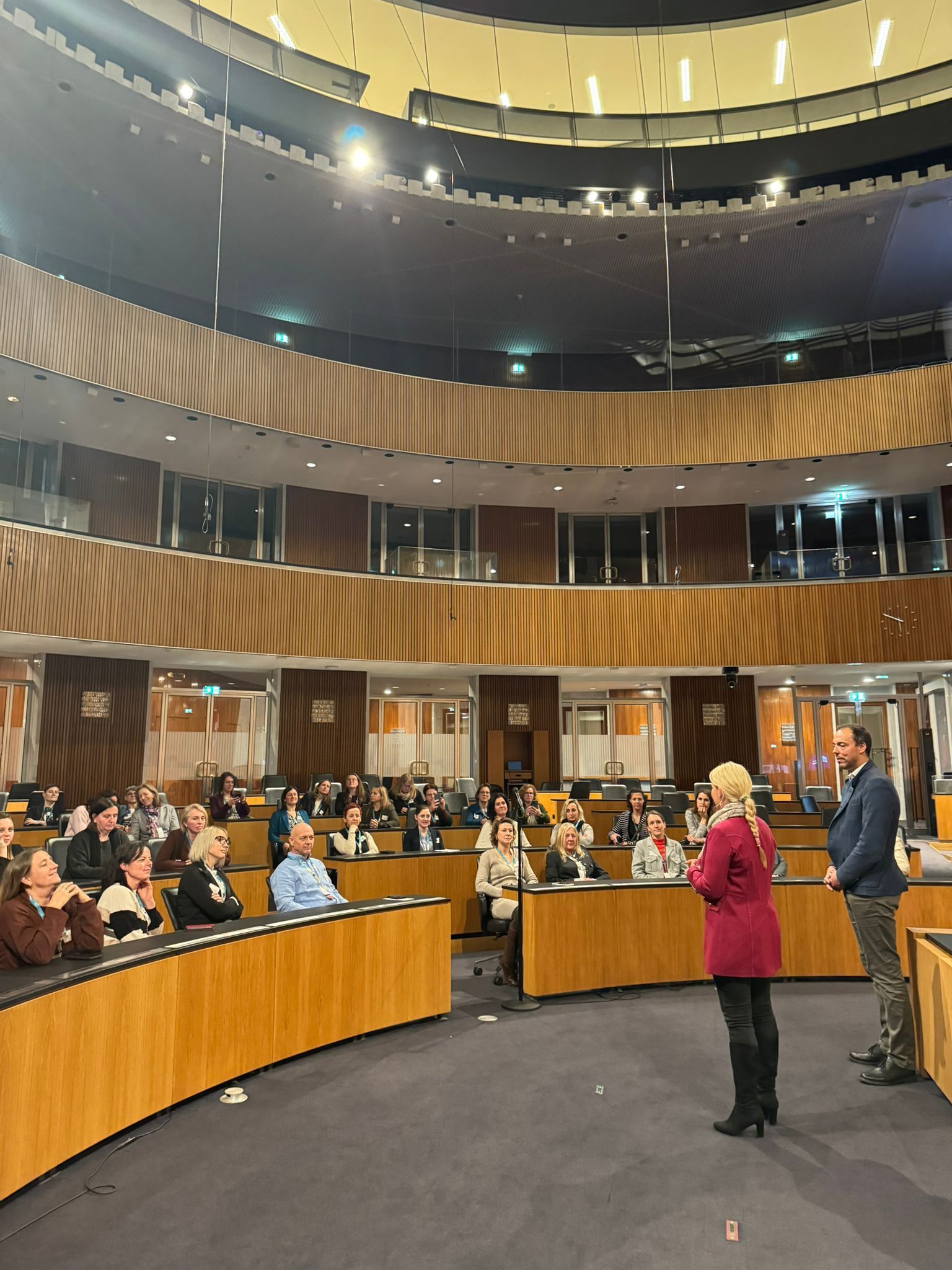 Wien-Exkursion der ZAMm-Absolvent:innen 2025 Hohe Politik im Hohen Haus. Bundesbäuerin Irene Neumann-Hartberger, frühere Nationalratsabgeordnete, informierte persönlich über die Arbeit der Abgeordneten. © Barbara Siegl