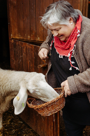 Frau füttert Schaf