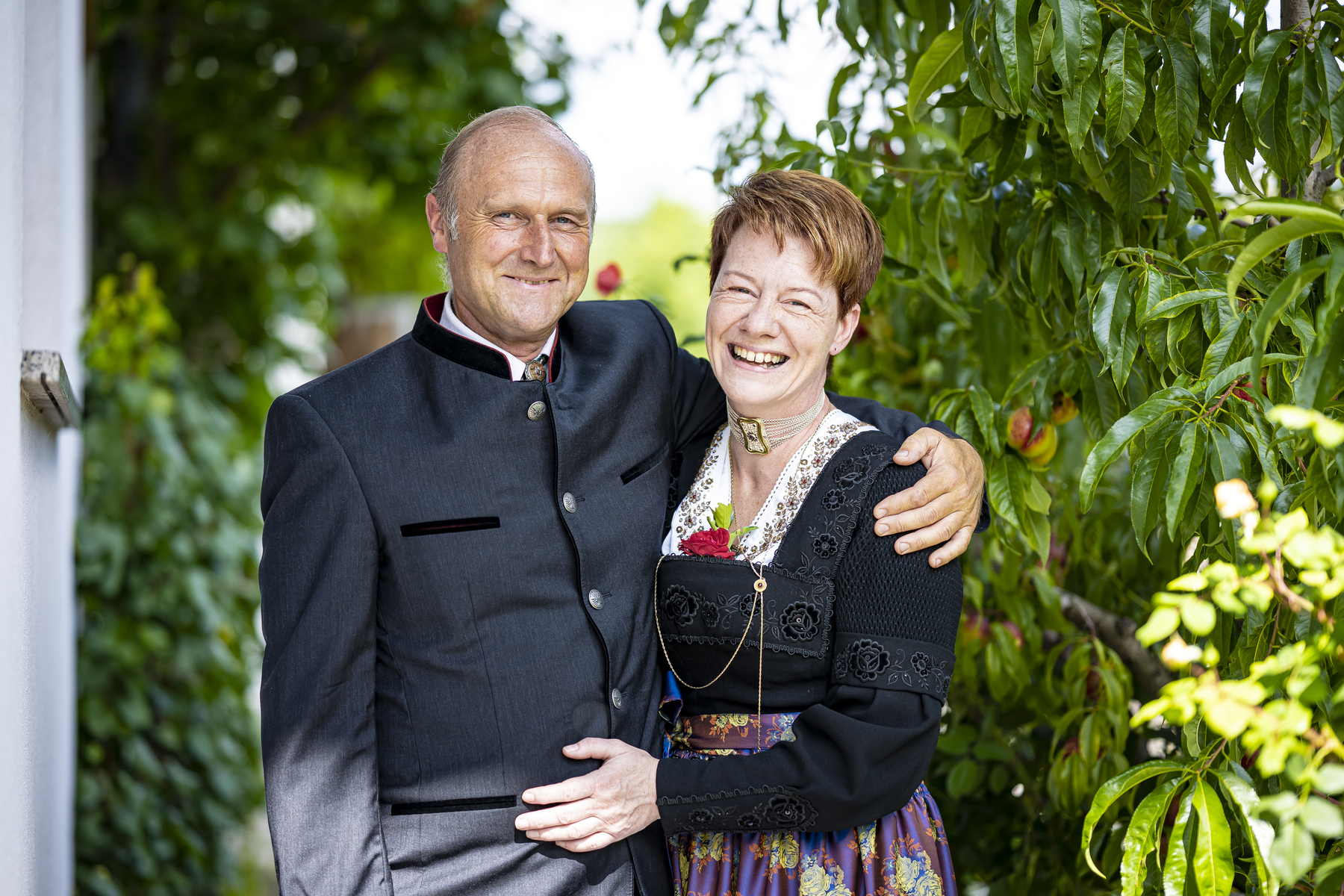 Frau und Mann lachen in die Kamera
