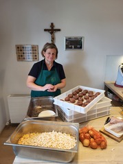eine Frau macht Leberknödel