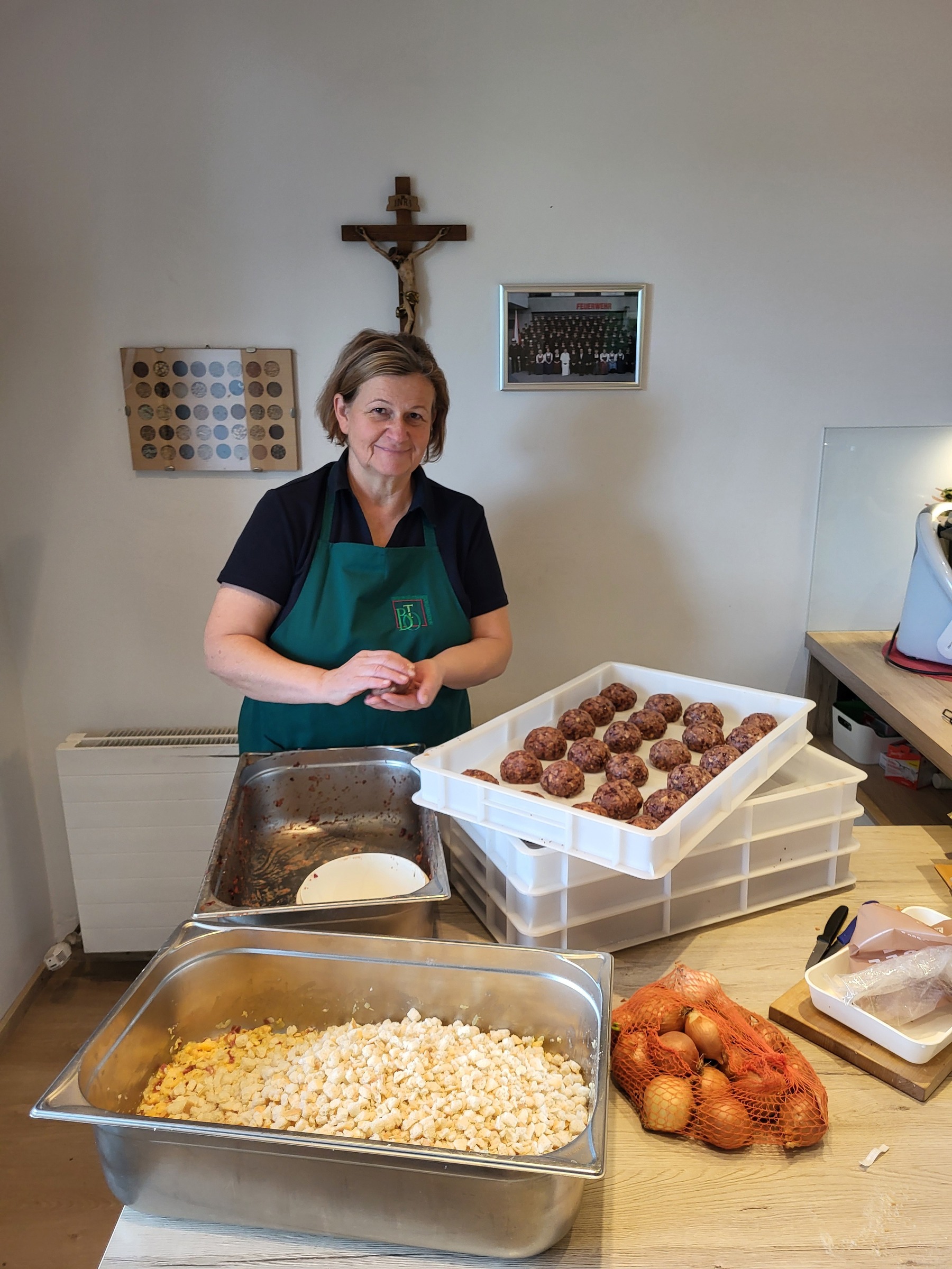 eine Frau macht Leberknödel