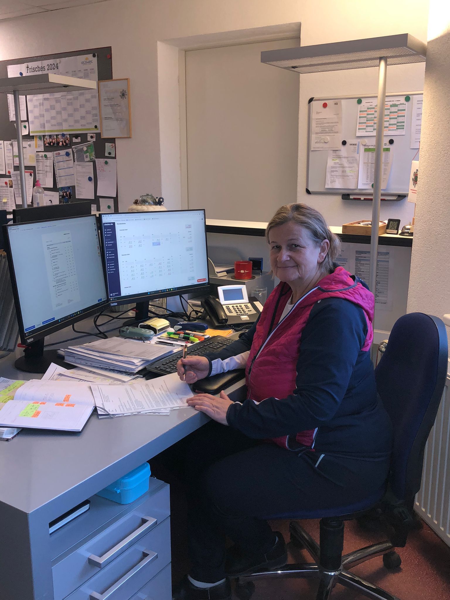 Eine Frau sitzt vor dem Computer