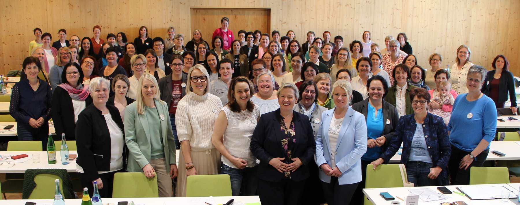 Bundestagung der Bezirksbäuerinnen Österreichs 2025 - Gruppenfoto.jpg Bundestagung der Bezirksbäuerinnen Österreichs 2025 - Gruppenfoto.jpg